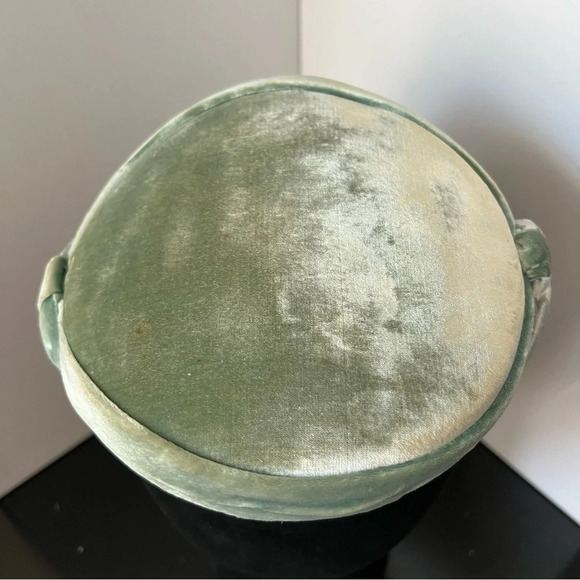 Vintage 1960s Ladies' Mint Green Blue Velvet Pillbox Side Bows Close Hat - Picture 5 of 15